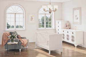 Łóżeczko drewniane Mavi w pokoju gościnnym