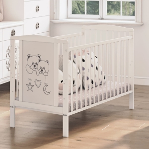 Płaskie szczebelki w łóżeczku dziecięcym 60x120 z drewna bukowego