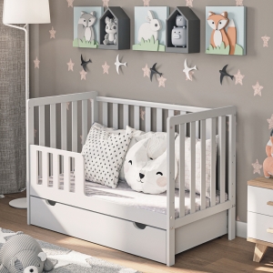 Białe łóżeczko dziecięce 60x120 z szufladą i barierką ochronną