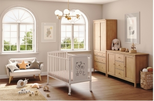 Pokój dziecięcy z łóżeczkiem z motywem dwóch misiów