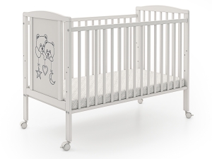 Białe łóżeczko dziecięce z dekoracją dwóch misiów