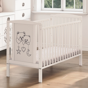 Detal łóżeczka dziecięcego z kółkami