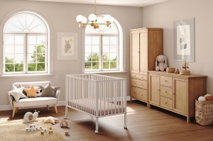 Pokój dziecięcy z klasycznym białym łóżeczkiem bukowym