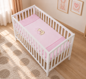 Łóżeczko dziecięce Classic Nest 120x60 cm z różową pościelą – widok z góry
