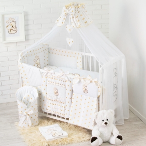 Zestaw pościeli dziecięcej 16 częściowej z haftem i złotymi gwiazdkami.