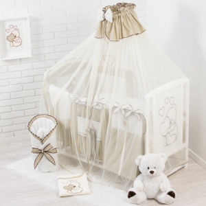 Zamknięta beżowa moskitiera w łóżeczku chroni dzieci przed komarami i przeciągiem.