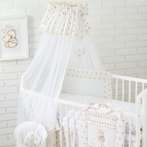 Baldachim w złote gwiazdki założony na krótszym boku łóżeczka