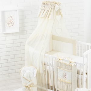 Baldachim do łóżeczka w zestawie pościeli z łóżeczkiem.