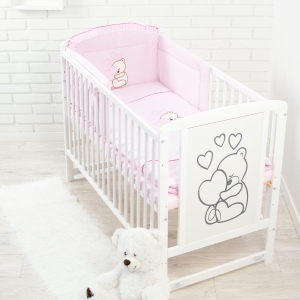 Cały zestaw ułożony na łóżeczku – gotowy do użycia.