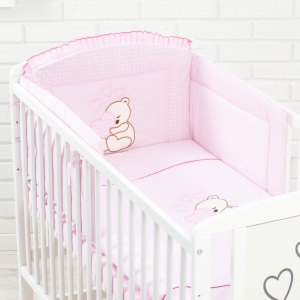 Praktyczny ochraniacz na szczebelki w zestawie pościeli do łóżeczka.