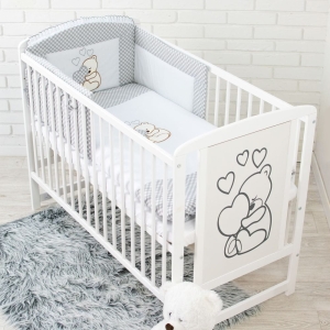 Szary komplet pościeli do łóżeczka z uroczym haftowanym misiem na poszewce.