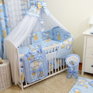 Niebieska pościel niemowlęca z uroczym wzorem misiów na drabinkach – komfort i styl w jednym.