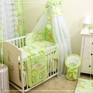 Zielony komplet pościeli do łóżeczka z misiami – wygodne i przytulne miejsce dla niemowlęcia.