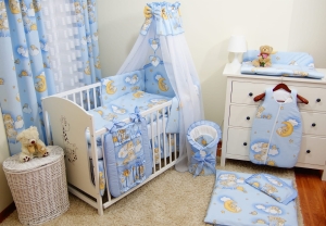 Baldachim z kokardą – wyjątkowy akcent dekoracyjny w łóżeczku dziecięcym.